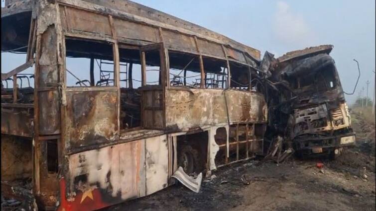 In Andhra Pradesh, 6 people were burnt to death after a bus collided with a lorry Bus Accident: லாரி மீது பேருந்து மோதி கோர விபத்து.. ஓட்டுநர் உட்பட 6 பேர் உடல்கருகி உயிரிழப்பு..!