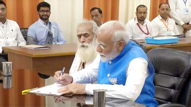 वाराणसी में पीएम मोदी के खिलाफ नामांकन करने वाले 33 लोगों का पर्चा खारिज, यहां देखें लिस्ट Up lok sabha election 2024 Forms of 33 people who filed nomination against PM Modi for Varanasi Lok Sabha seat rejected ann वाराणसी में पीएम मोदी के खिलाफ नामांकन करने वाले 33 लोगों का पर्चा खारिज, यहां देखें लिस्ट
