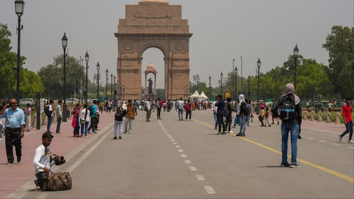 Delhi Weather Update Today: देश की राजधानी दिल्ली और एनसीआर के इलाकों में अब गर्मी फिर सताने लगी है. मौसम विभाग की मानें तो अब तेज धूप निकलेगी और गर्मी परेशान करने वाली है.