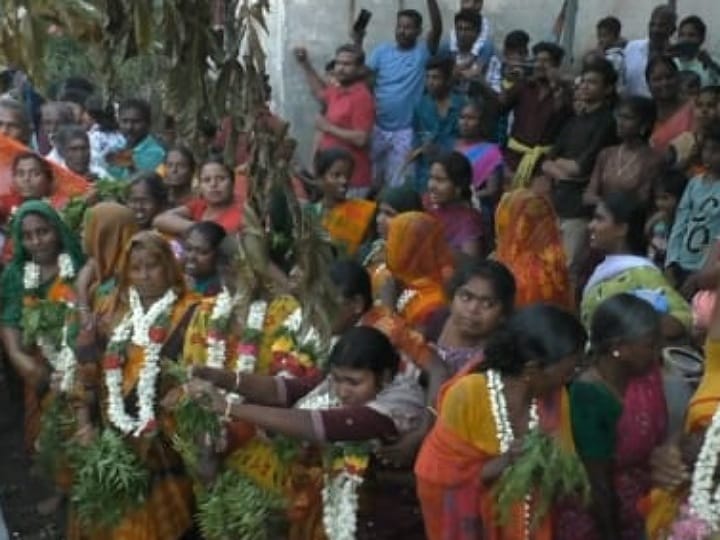 பெண்கள் தலையில் தீப்பொறிகளை கொட்டி வினோத நேர்த்திக்கடன் - கரூரில் கோயில் விழாவில் பரபரப்பு