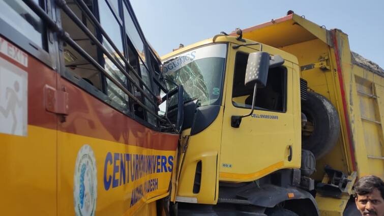 A tipper hit a college bus in Vizianagaram district Students were injured driver situation critical Vizianagaram News: విజయనగరం జిల్లాలో కాలేజీ బస్‌ను ఢీ కొట్టిన టిప్పర్ - విద్యార్థులు క్షేమం- క్యాబిన్‌లో ఇరుక్కున్న డ్రైవర్