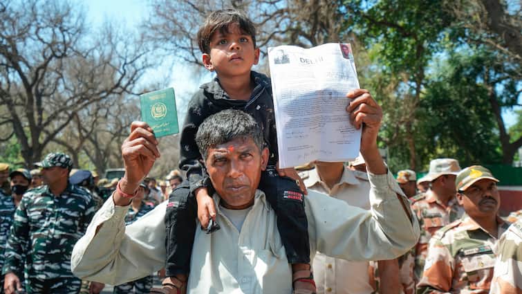 First set of citizenship certificates under CAA issued 14 people given Indian citizenship MHA CAA के तहत पहली बार मिली नागरिकता, फर्स्ट सेट में 14 लोगों को मिला सर्टिफिकेट