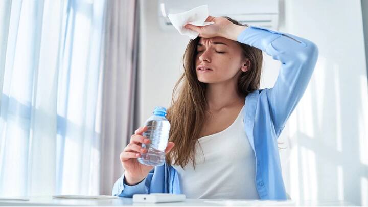 ਇਸ ਤਰ੍ਹਾਂ, ਉਸੇ ਏਸੀ ਦਾ ਅੱਧਾ ਹਿੱਸਾ ਪਹਿਲੇ ਕਮਰੇ ਨੂੰ ਠੰਡਾ ਕਰੇਗਾ ਅਤੇ ਦੂਜਾ ਅੱਧਾ ਦੂਜੇ ਕਮਰੇ ਨੂੰ ਠੰਡਾ ਕਰੇਗਾ। ਇਸ ਨਾਲ ਤੁਹਾਨੂੰ ਦੋ ਵੱਖ-ਵੱਖ ਏਸੀ ਖਰੀਦਣ ਦੀ ਲੋੜ ਨਹੀਂ ਪਵੇਗੀ ਅਤੇ ਤੁਹਾਡਾ ਬਿਜਲੀ ਦਾ ਬਿੱਲ ਵੀ ਅੱਧਾ ਰਹਿ ਜਾਵੇਗਾ।