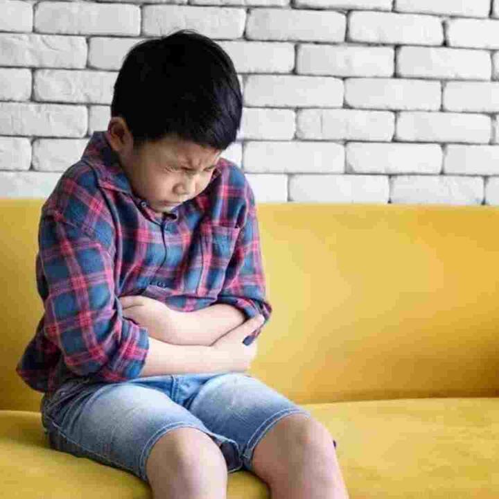 ਬੱਚਿਆਂ ਦਾ ਭਾਰ ਘਟਣਾ ਜਾਂ ਲਗਾਤਾਰ ਪੇਟ ਦਰਦ ਵਰਗੀਆਂ ਸ਼ਿਕਾਇਤਾਂ ਨੂੰ ਨਜ਼ਰਅੰਦਾਜ਼ ਨਹੀਂ ਕਰਨਾ ਚਾਹੀਦਾ। ਇਸ ਦਾ ਕਾਰਨ ਪੇਟ ਵਿੱਚ ਕੀੜਿਆਂ ਦੀ ਮੌਜੂਦਗੀ ਹੋ ਸਕਦਾ ਹੈ। ਵਰਤਮਾਨ ਵਿੱਚ, ਜੇਕਰ ਲੱਛਣ ਦਿਖਾਈ ਦਿੰਦੇ ਹਨ, ਤਾਂ ਇੱਕ ਡਾਕਟਰ ਦੀ ਸਲਾਹ ਲੈਣੀ ਚਾਹੀਦੀ ਹੈ ਅਤੇ ਦਵਾਈ ਲੈਣੀ ਚਾਹੀਦੀ ਹੈ। ਇਸ ਤੋਂ ਇਲਾਵਾ ਇਸ ਨਾਲ ਜੁੜੀਆਂ ਕੁਝ ਮਿੱਥਾਂ ਹਨ ਅਤੇ ਇਸ ਕਾਰਨ ਲੋਕ ਕਈ ਘਰੇਲੂ ਨੁਸਖਿਆਂ ਨੂੰ ਅਜ਼ਮਾਉਣ ਲੱਗਦੇ ਹਨ ਜੋ ਨੁਕਸਾਨ ਪਹੁੰਚਾ ਸਕਦੇ ਹਨ। ਤਾਂ ਆਓ ਜਾਣਦੇ ਹਾਂ ਪੇਟ ਦੇ ਕੀੜਿਆਂ ਦੇ ਲੱਛਣ ਅਤੇ ਇਸ ਨਾਲ ਜੁੜੀਆਂ ਮਿੱਥਾਂ ਬਾਰੇ।