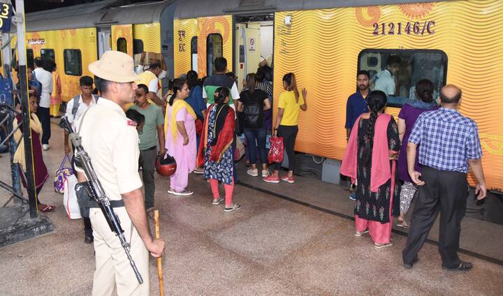 भारतीय रेलवे के मुताबिक तत्काल टिकट में ट्रेन का किराया और तत्काल शुल्क जोड़ा जाता है. ये ट्रैवल के क्लास के हिसाब से 10 परसेंट से लेकर 30 परसेंट तक हो सकता है.