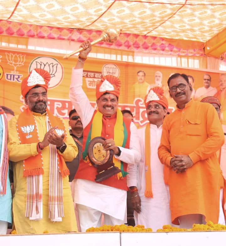 इस बार बीजेपी ने हमीरपुर लोकसभा क्षेत्र से पुष्पेंद्र सिंह चंदेल को अपना प्रत्याशी बनाया है. उन्हीं के समर्थन में जनसभा करने के लिए मध्य प्रदेश के मुख्यमंत्री डॉक्टर मोहन यादव महोबा के पनवाड़ी कस्बे पहुंचे. इस दौरान सीएम मोहन यादव ने बीजेपी प्रत्याशी के पक्ष में ओबीसी खासकर यादव मतदाताओं को वोट करने की अपील की.