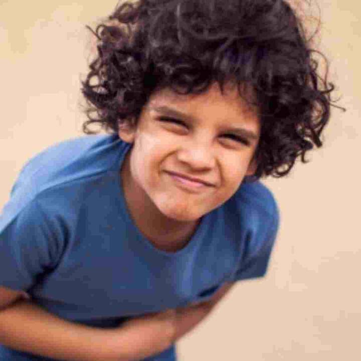 ਕਈ ਬੱਚਿਆਂ ਨੂੰ ਦੰਦ ਪੀਸਣ ਦੀ ਆਦਤ ਹੁੰਦੀ ਹੈ, ਜ਼ਿਆਦਾਤਰ ਲੋਕ ਮੰਨਦੇ ਹਨ ਕਿ ਬੱਚਾ ਪੇਟ ਦੇ ਕੀੜਿਆਂ ਕਾਰਨ ਅਜਿਹਾ ਕਰ ਰਿਹਾ ਹੈ, ਪਰ ਅਜਿਹਾ ਜ਼ਰੂਰੀ ਨਹੀਂ ਹੈ। ਇਸ ਦੀ ਬਜਾਇ, ਦੰਦ ਪੀਸਣ ਦਾ ਕਾਰਨ ਸੁਪਨੇ ਦੇਖਣਾ ਜਾਂ ਸੌਣ ਵੇਲੇ ਵਿਵਹਾਰਿਕ ਪ੍ਰਤੀਕ੍ਰਿਆ ਹੋ ਸਕਦਾ ਹੈ। ਕਈ ਵਾਰ ਬੱਚੇ ਦੇ ਦੰਦ ਨਿਕਲਣ 'ਤੇ ਉਹ ਦੰਦ ਪੀਸਣ ਲੱਗ ਜਾਂਦਾ ਹੈ।