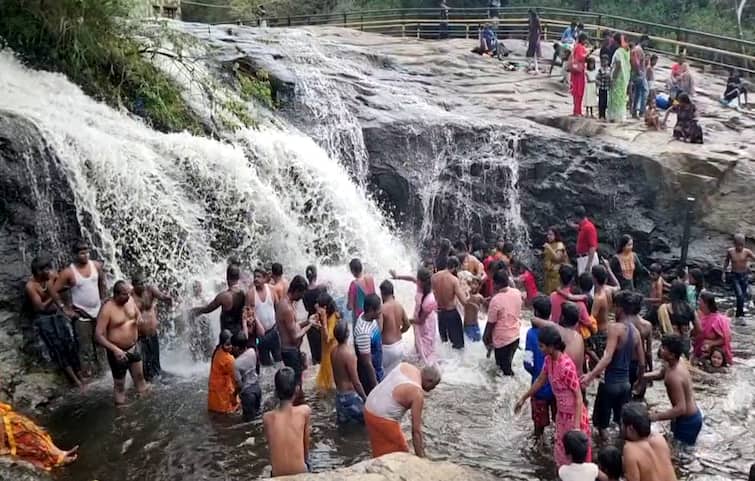 Kumbakkarai falls Tourists are allowed to bath in Falls after two days - TNN kumbakkarai falls: கும்பக்கரை அருவியில் குறைந்த வெள்ளப்பெருக்கு.. ஆனந்த குளியலிடும் சுற்றுலா பயணிகள்