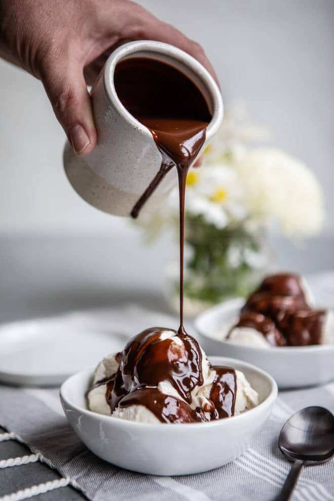 चॉकलेट- चॉकलेट चॉकलेट और सॉसेज सॉसेज एक क्लासिक सेंट है।  जब इसके साथ जोड़ा जाता है, तो चॉकलेट की हॉटहाट हमारी टेस्ट बड्स को एक रोलर कोस्टर की सवारी पर ले जाया जाता है।