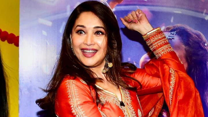 একবার মাধুরীর এক অনুরাগী সরকারের কাছে চিঠি দিয়ে অনুরোধ জানিয়েছিলেন, মাধুরীর জন্মদিনকে যেন জাতীয় ছুটি হিসেবে ঘোষণা করা হয়। তা অবশ্য বাস্তবায়িত হননি।