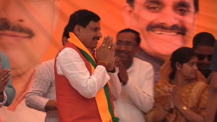 राम मंदिर का जिक्र करते हुए मध्य प्रदेश के मुख्यमंत्री मोहन यादव ने कहा कि अयोध्या में राम मुस्कुरा रहे हैं, तो फिर कृष्ण कन्हैया ने क्या बिगाड़ा है? उन्हें भी मुसकुराना चाहिए. उन्होंने कहा कि यह चुनाव कृष्ण कन्हैया के लिए है. सीएम यादव ने कहा कि डंके की चोट पर जब नरेंद्र मोदी ने 2014 में सरकार बनाई तो देश से आतंकवाद को खत्म कर दिया था.