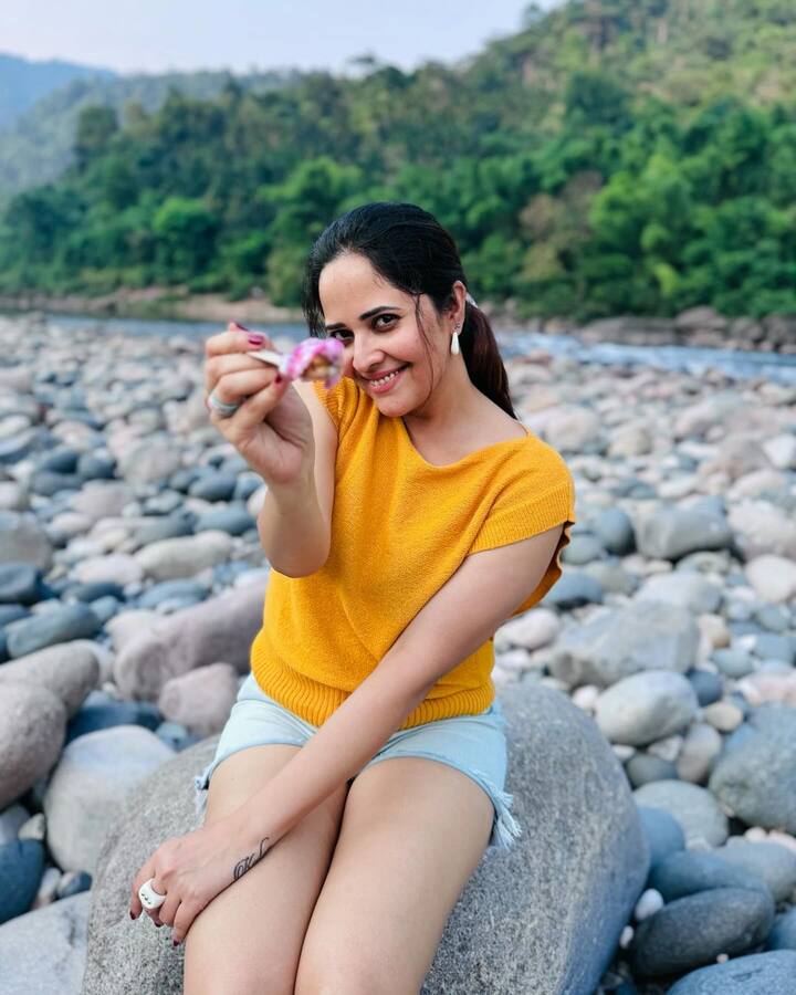 Anasuya Birthday Celebrations: మాజీ యాంకర్, నటి అనసూయ భరద్వాజ్ నేటితో 39వ పడిలోకి అడుగుపెట్టారు. ఈ రోజు (మే 15) అనసూయ బర్త్డే అనే విషయం తెలిసిందే.