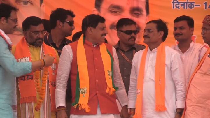 प्रधानमंत्री नरेंद्र मोदी की तारीफ करते हुए मोहन यादव ने कहा कि दूसरी बार उन्होंने वादा किया कि सरकार बनी तो धारा 370 सहित सांस्कृतिक और धार्मिक अनुष्ठान सुचारु हो जाएंगे. उन्होंने कहा कि आखिरकार 5 साल के अंदर मुकदमा भी निपटा, फैसला भी आया, पूजन भी हुआ और अब मंदिर बन चुका है. उन्होंने कहा कि अब सरकार बनेगी तो डंके की चोट पर मथुरा में भगवान कृष्ण मुसकुराएंगे वह हम सबके लिए गौरवशाली क्षण होगा.