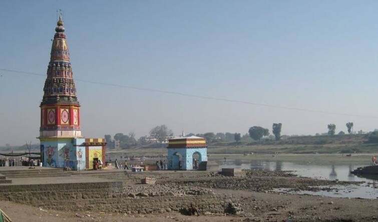 Large pits dug by sand smugglers in Chandrabhaga river life of devotees in danger चंद्रभागेत वाळू माफियांचा प्रताप, जीवघेण्या खड्ड्यांमुळं भाविकांना धोका, महसूल अधिकाऱ्यांवर गुन्हे दाखल करण्याचा इशारा