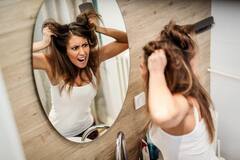 Morning Tips : सकाळी उठल्यानंतर 'या' 5 गोष्टींना पाहणं अत्यंत अशुभ!संपूर्ण दिवसभर होईल परिणाम