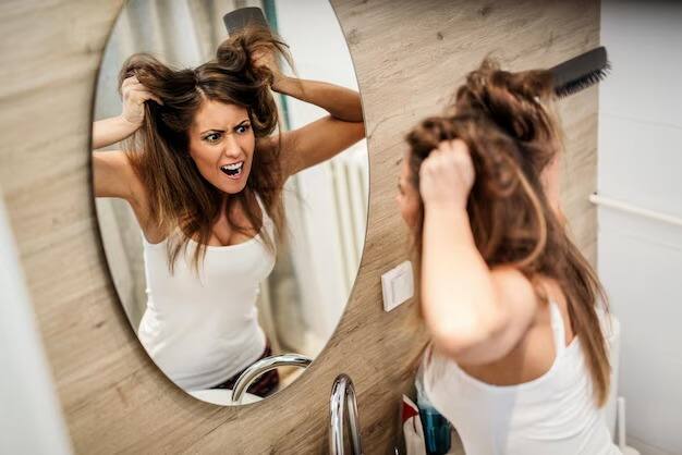 शास्त्रानुसार सकाळी उठल्यानंतर आरसा पाहणे अशुभ मानले जाते. यामुळे तुम्हाला नकारात्मकतेचा सामना करावा लागू शकतो.