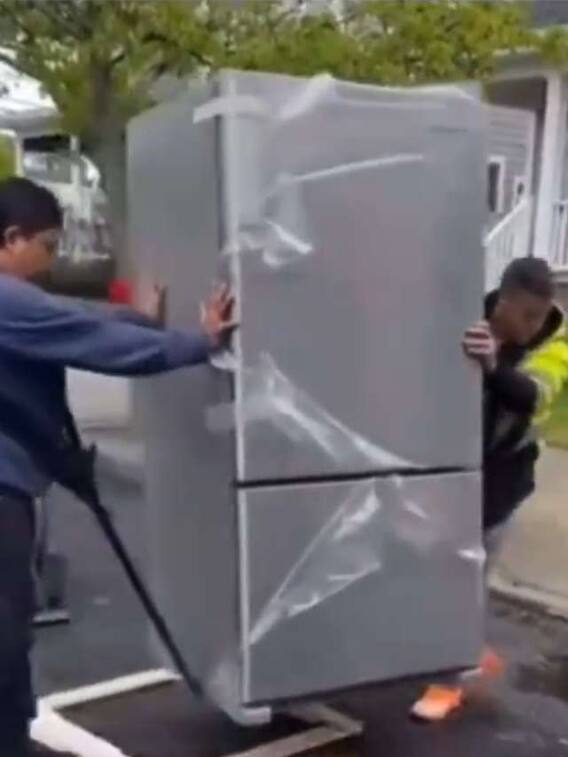 फ्रिज उठाने की ये निंजा टेक्निक देखी है आपने?