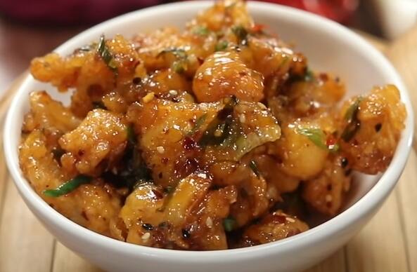 அதில் பொரித்து வைத்துள்ள காலிஃபிளவரை சேர்த்து கிளறிவிடவும். கடைசியாக தேன், வெங்காயத்தாள் சேர்த்து கலந்து அடுப்பில் இருந்து இறக்கினால் சுவையான ஹனி கார்லிக் காலிஃபிளவர் ரெடி.
