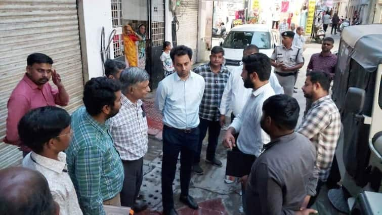 Udaipur Collector visit city know details for water condition in warns officials Rajasthan ANN पानी पूरा आ रहा या नहीं? उदयपुर कलेक्टर ने घर-घर जाकर लोगों से जाना हाल, अधिकारियों को दी चेतावनी