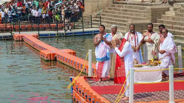 PM Modi In Varanasi: PM મોદી મંગળવારે (14 મે, 2024) ઉમેદવારી ફોર્મ ભરતા અગાઉ દશાશ્વમેધ ઘાટ પહોંચ્યા. તેમણે અહીં ગંગા પૂજા અને આરતી કરી હતી.