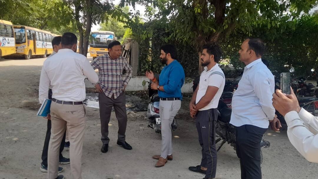 Greater Noida News: ग्रेटर नोएडा में घर के सामने कूड़े का ढेर मिलने पर 50 हजार जुर्माना, कई जगहों पर मिली गंदगी Greater Noida authority OSD fine of Rs 50 thousand for finding dirt ann Greater Noida News: ग्रेटर नोएडा में घर के सामने कूड़े का ढेर मिलने पर 50 हजार जुर्माना, कई जगहों पर मिली गंदगी