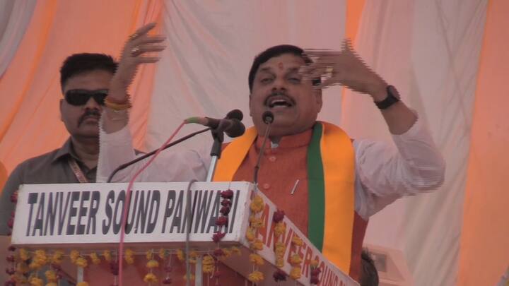 मध्य प्रदेश की सीमा से लगे महोबा जनपद में आयोजित इस जनसभा में बड़ी संख्या में लोग पहुंचे थे. हेलीकॉप्टर से पहुंचे डॉक्टर मोहन यादव ने यूपी के पूर्व सीएम अखिलेश यादव पर जमकर निशाना साधा. अपने संबोधन में बिना नाम लिए उन्होंने कहा कि भाईसाहब ने डूबते जहाज कांग्रेस से राजीनामा कर सीटों का बंटवारा किया है. वह डूबते जहाज कांग्रेस में जाकर बैठ गए हैं वह तो वैसे ही डूबने वाला है. जिस कांग्रेस ने पूरे देश को डुबो दिया, उससे गठबंधन किया है.