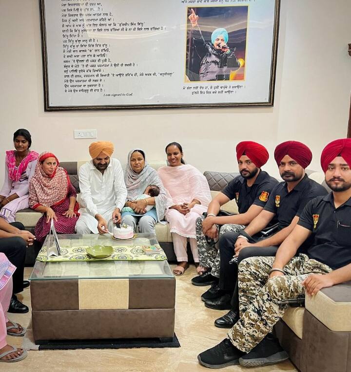 ਦਰਅਸਲ, ਮੂਸੇਵਾਲਾ ਦੇ ਪਿਤਾ ਨੇ ਆਪਣੇ ਸੋਸ਼ਲ ਮੀਡੀਆ ਹੈਂਡਲ ਉੱਪਰ ਤਸਵੀਰ ਸ਼ੇਅਰ ਕਰਦਿਆਂ ਲਿਖਿਆ, ਜ਼ਿੰਦਗੀ ਦੇ ਹਰੇਕ ਉਤਾਰ ਚੜਾ ਵਿੱਚ ਮੇਰੇ ਤੋ ਪਹਿਲਾਂ ਉਹਨਾਂ ਦਾ ਸਾਹਮਣਾ ਕਰਨ ਲਈ ਤੇ ਹਰ ਡਗਮਗਾਉਂਦੇ ਰਸਤੇ ਤੇ ਮੇਰਾ ਦੋਸਤ ਮੇਰੀ ਮਾਂ ਤੇ ਇੱਕ ਨੇਕ ਸਾਥੀ ਬਣ ਮੇਰੇ ਨਾਲ ਰਹਿਣ ਲਈ ਆਪ ਜੀ ਦਾ ਧੰਨਵਾਦ ਮੈ ਆਪ ਨੂੰ ਜਨਮਦਿਨ ਦੀ ਵਧਾਈ ਦਿੰਦੇ ਇਹੀ ਅਰਦਾਸ ਕਰਦਾ ਹਾਂ ਕਿ ਤੁਹਾਡੀ ਤੰਦਰੁਸਤੀ ਹਮੇਸ਼ਾ ਬਰਕਰਾਰ ਰਹੇ ਤੇ ਤੁਹਾਡੀ ਮੁਸਕਾਨ ਹਮੇਸ਼ਾ ਤੁਹਾਡੇ ਚਿਹਰੇ ਤੇ ਬਣੀ ਰਹੇ ਵਾਹਿੁਗੁਰੂ ਅੰਗ ਸੰਗ ਸਹਾਈ ਰਹਿਣ 😊🙏🏻❤️🎉#justiceforsidhumoosewala