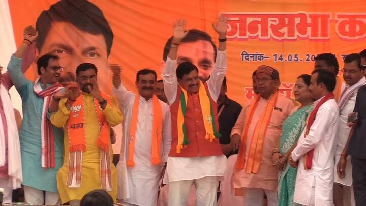 सभा को संबोधित करते हुए मुख्यमंत्री मोहन यादव ने भगवान कृष्ण और सुदामा की दोस्ती का उदाहरण देते हुए बड़ा दावा किया. उन्होंने कहा कि भगवान कृष्ण और ब्राह्मणों की 5 हजार साल पुरानी दोस्ती है. इस बात को भूलो मत यह हमारा पुराना समय आ गया है. सीएम यादव ने कहा कि भगवान कृष्ण जब युद्ध करने गए तो परशुराम जी ने उनके सुदर्शन चक्र को देखकर जीवन भर के लिए मित्रता अमर कर ली.