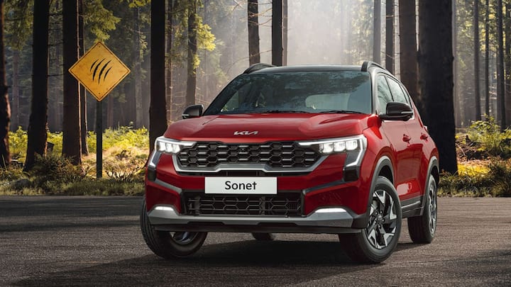किआ सोनेट भी एक शानदार और बजट-फ्रेंडली कार है. इस कार में 360-डिग्री कैमरा के फीचर समेत कई और एडवांस फीचर शामिल हैं. किआ सोनेट की एक्स-शोरूम प्राइस 7.99 लाख रुपये से शुरू है.