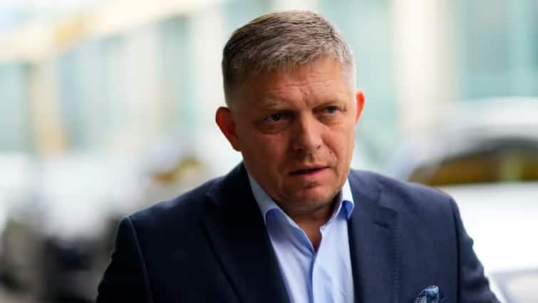 Slovakia Prime Minister Robert Fico was injured in a shooting and taken to hospital பெரும் பரபரப்பு! பிரதமர் மீது துப்பாக்கிச் சூடு; எங்கு தெரியுமா?