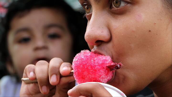 दिल्ली में मंगलवार को भी अधिकतम पारा समान्य से एक डिग्री सेल्सियस ज्यादा रहा. ज्यादातर हिस्सों में तेज धूप ने जीना मुहाल कर दिया. इसके साथ ही गर्म हवा का अहसास भी हुआ.