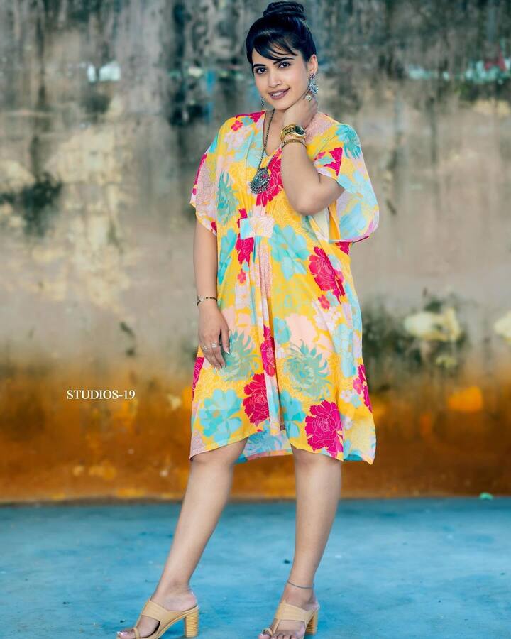 తాజాగా ఆమె షేర్ చేసిన ఫోటోలు నెటిజన్లను బాగా ఆకట్టుకుంటున్నాయి. Photo Credit: sravanthi_chokarapu/Instagram