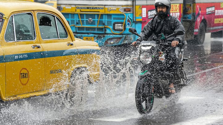দিন কয়েকের স্বস্তি ইতিমধ্যেই শেষ। ফের তীব্র তাপপ্রবাহের সতর্কতা রাজ্যজুড়ে। বৃষ্টির আমেজ কাটিয়ে ইতিমধ্যেই রোদে পুড়তে শুরু করেছে বাংলা। কবে ফের বদলাবে আবহাওয়া?