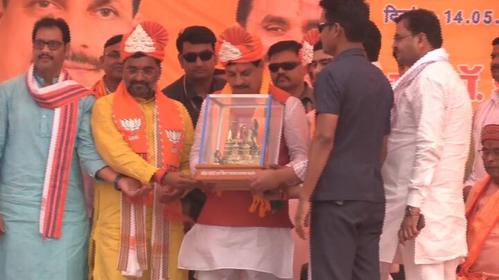 सीएम मोहन यादव ने कहा कि गठबंधन करो तो चलती हुई गाड़ी से, उगते हुए सूर्य को नमस्कार करना तो हमारी संस्कृति है. इस दौरान उन्होंने कहा कि उन्हें (सपा) को बीजेपी से हाथ मिलाना चाहिए. कांग्रेस की सरकार बनाने की बात पर सीएम मोहन यादन ने कहा कि जिन्हें लोकसभा चुनाव में प्रत्याशी बनाने के लिए लोग नहीं मिल रहे हैं, वह सरकार बनाने की बात कर रहे हैं.