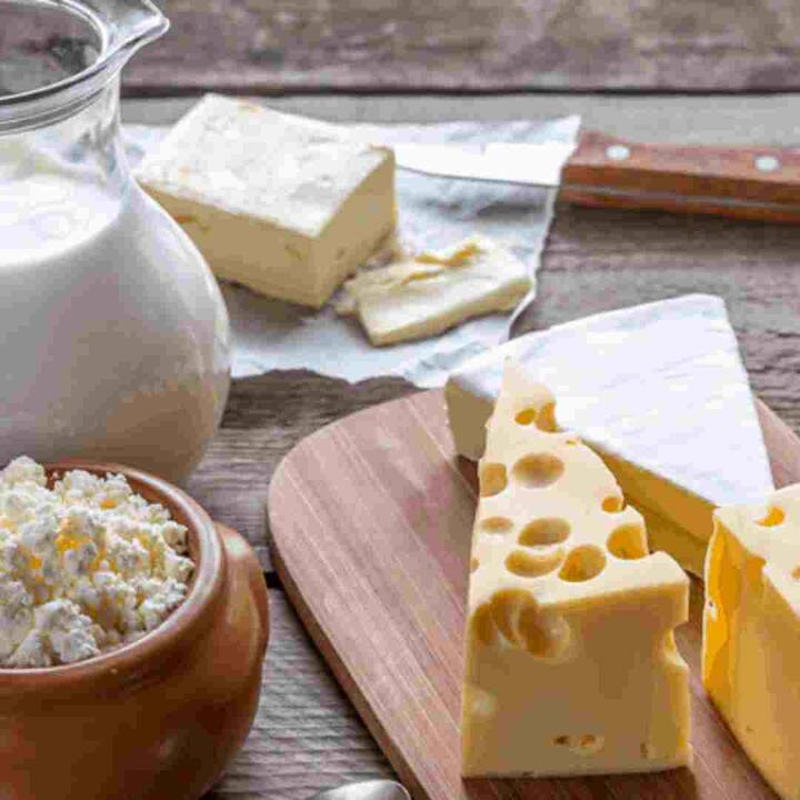 ਦਿਲ ਸੰਬੰਧੀ ਬੀਮਾਰੀਆਂ ਤੋਂ ਪੀੜਤ ਲੋਕਾਂ ਨੂੰ ਫੁੱਲ ਫੈਟ ਵਾਲਾ ਦੁੱਧ ਅਤੇ ਇਸ ਤੋਂ ਬਣੇ ਉਤਪਾਦਾਂ ਦਾ ਸੇਵਨ ਨਹੀਂ ਕਰਨਾ ਚਾਹੀਦਾ, ਨਹੀਂ ਤਾਂ ਇਹ ਸਰੀਰ 'ਚ ਕੋਲੈਸਟ੍ਰੋਲ ਲੈਵਲ ਨੂੰ ਵਧਾ ਸਕਦਾ ਹੈ। ਹਾਲਾਂਕਿ, ਦੁੱਧ, ਪਨੀਰ ਜਾਂ ਦਹੀਂ ਨੂੰ ਪੂਰੀ ਤਰ੍ਹਾਂ ਬੰਦ ਕਰਨ ਦੀ ਬਜਾਏ, ਕਿਸੇ ਨੂੰ ਮੱਧਮ ਡੇਅਰੀ ਉਤਪਾਦਾਂ ਦਾ ਸੇਵਨ ਕਰਨਾ ਚਾਹੀਦਾ ਹੈ।