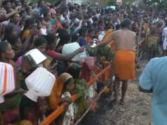 பெண்கள் தலையில் தீப்பொறிகளை கொட்டி வினோத நேர்த்திக்கடன் - கரூரில் கோயில் விழாவில் பரபரப்பு