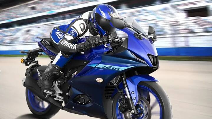 यामाहा R15 V4 में 155 cc LC V4 SOHC FI इंजन लगा है, जिससे 10,000 rpm पर 13.5 kW की पावर मिलती है और 7,500 rpm पर 14.2 Nm का टॉर्क जेनेरेट होता है. इस बाइक की एक्स-शोरूम प्राइस 1,83,154 रुपये है.