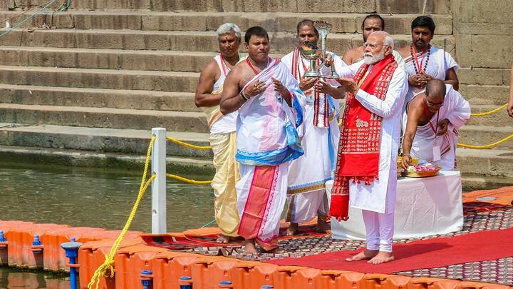 पंडितों ने कहा कि अगली तीन बार तक नरेंद्र मोदी के पीएम बनने का योग है. पंडितों ने दावा किया कि पीएम को गंगा माता का आशीर्वाद मिला हुआ है.