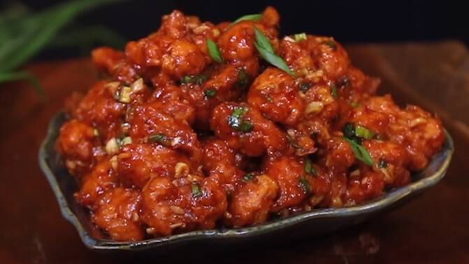 மற்றொரு கடாயில் எண்ணெய் ஊற்றி அதில் நறுக்கிய பூண்டு, வெங்காயம் சேர்த்து வதக்கவும். அடுத்து மிளகாய் தூள், மிளகு தூள், சில்லி பிளேக்ஸ் சேர்த்து கலந்துவிடவும்.