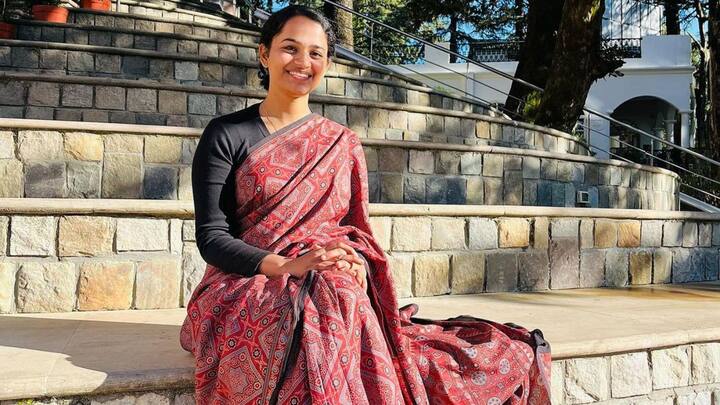 সারা দেশের প্রশাসন ব্য়বস্থার মূলস্তম্ভ IAS, IPS- আধিকারিকরা। একদিকে দেশসেবা অন্যদিকে সম্মান- দুটিই একসঙ্গে পেতে দেশের বহু পড়ুয়ার স্বপ্ন থাকে UPSC পরীক্ষায় সফল হওয়ার। তার জন্য যাঁরা সবরকম প্রলোভন ত্যাগ করে প্রস্তুতি নেন, সাফল্য এসে ধরা দেয় তাঁদের কাছেই।