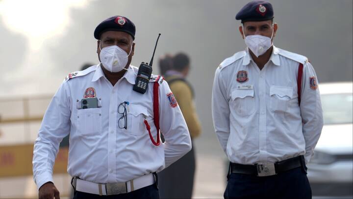 मई में दिल्ली में पश्चिमी विक्षोभ का तो प्रभाव दिखाई दिया लेकिन बारिश नहीं होने की वजह से मिट्टी का मात्रा में नमी आ गई है जिससे हवा में धूल के कण उड़ रहे है.