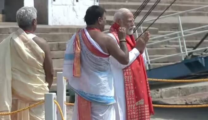 પંડિતોએ કહ્યું કે નરેન્દ્ર મોદી આગામી ત્રણ ટર્મ માટે પીએમ બને તેવી શક્યતાઓ છે. પંડિતોએ દાવો કર્યો કે પીએમને માતા ગંગાના આશીર્વાદ છે.