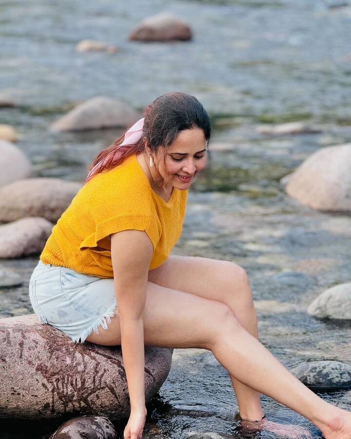 అంతేకాదు బ్లెస్డ్ అంటూ హ్యాష్ ట్యాగ్ను కూడా జత చేసింది. కాగా అనసూయ ప్రస్తుతం పలు చిత్రాలతో బిజీగా ఉన్న సంగతి తెలిసిందే.