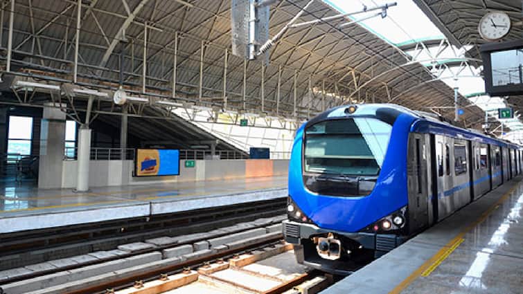Metro train service has been temporarily suspended in Chennai. Chennai Metro Train: மெட்ரோ ரயில் சேவை சீரானது..! மீண்டும் மீனம்பாக்கத்தில் இருந்து ரயில்கள் இயக்கம்..