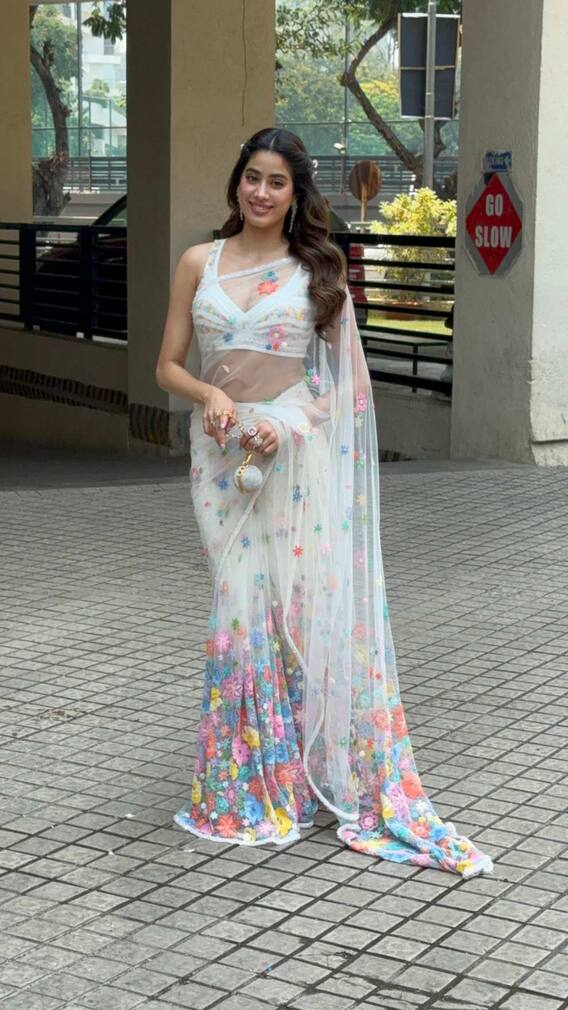 ক্রিকেট বলের আদলে পোশাকের পরে ফের নতুন চমক জাহ্নবীর!