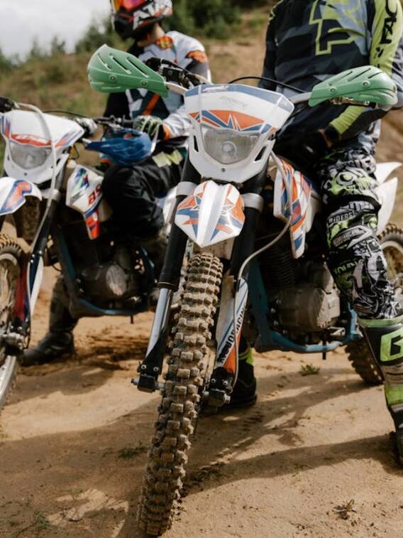 क्या बाइक में लगा सकते हैं बैटरी?