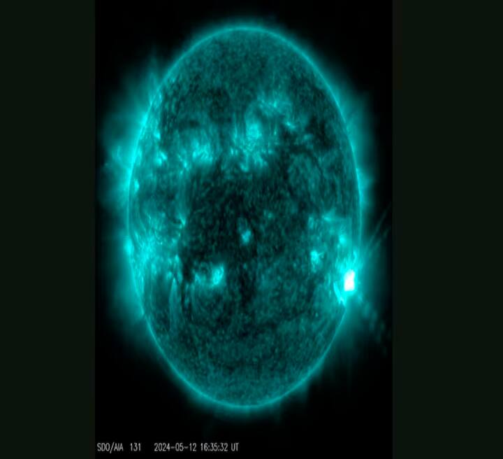 जैसा कि इस छवि में देखा जा सकता है, सूर्य का यह चमकीला क्षेत्र 1859 की कैरिंगटन घटना जैसा दिखता है। उस तूफ़ान की तीव्रता इतनी अधिक थी कि इसने उत्तर के ऊंचे इलाकों में अरोरा की एक श्रृंखला बना दी। इसके कुछ अरोरा भारत के लद्दाख के निचले इलाकों में दिखाई देते हैं।