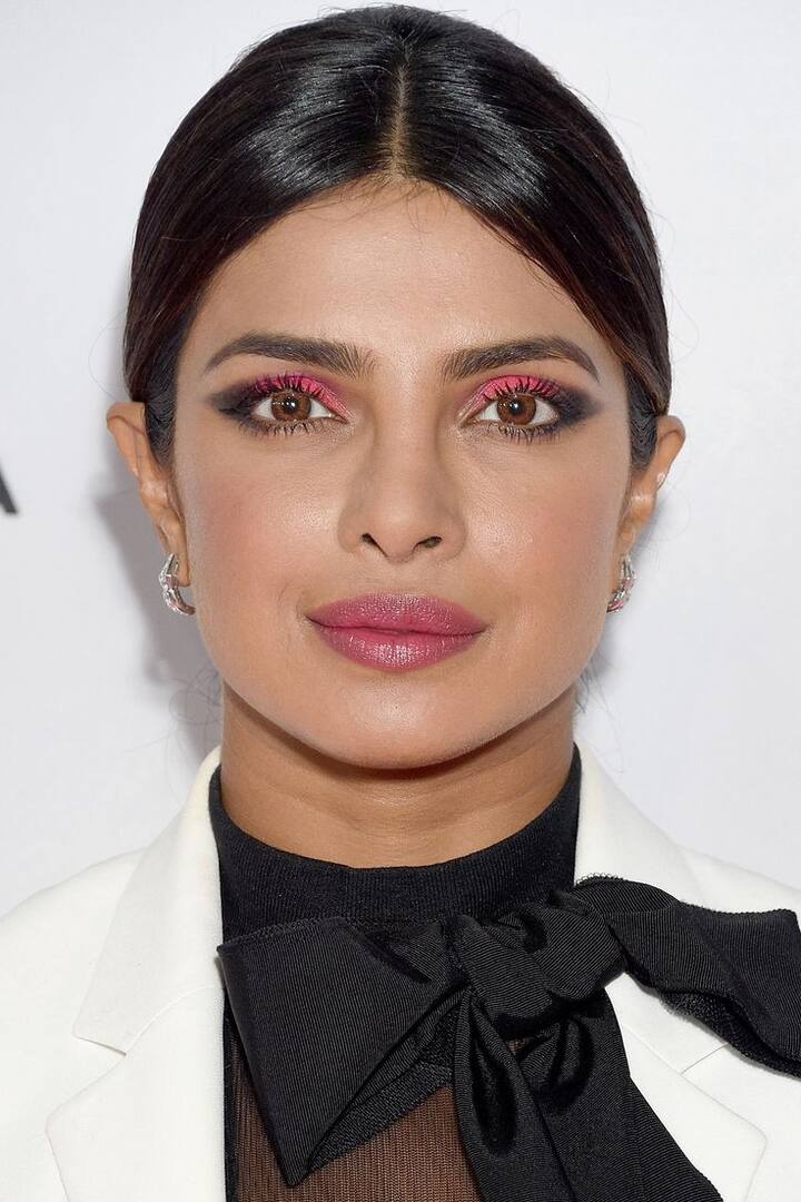 बॉलीवुड की 'देसी गर्ल' भी पिछले कई सालों से यहां उपस्थिती दर्ज करा रही हैं और अपने लुक्स से सुर्खियां बटोरती हैं. उनकी डबल टोन आइशैडो लुक अपने आप एक कम्पलीट ड्रामा है, जिसे ट्राई करना हर किसी के बस की बात नहीं.