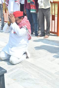 UP Lok Sabha Election 2024: वोट मांगने गए सपा प्रत्याशी लेट कर परिक्रमा लगाने लगे, तस्वीरों में देखें नेताजी का अनोखा अंदाज