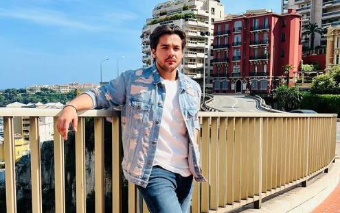 आशीष चंचलानी की मुख्य आय अभी भी उनके YouTube चैनल से ही है. मगर उनकी लोकप्रियता ब्रांड को आकर्षित करती है. जिसके लिए आशीष अच्छा खासा चार्ज भी लेते हैं.